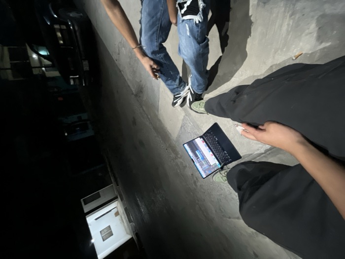 produciendo en la banqueta, foto